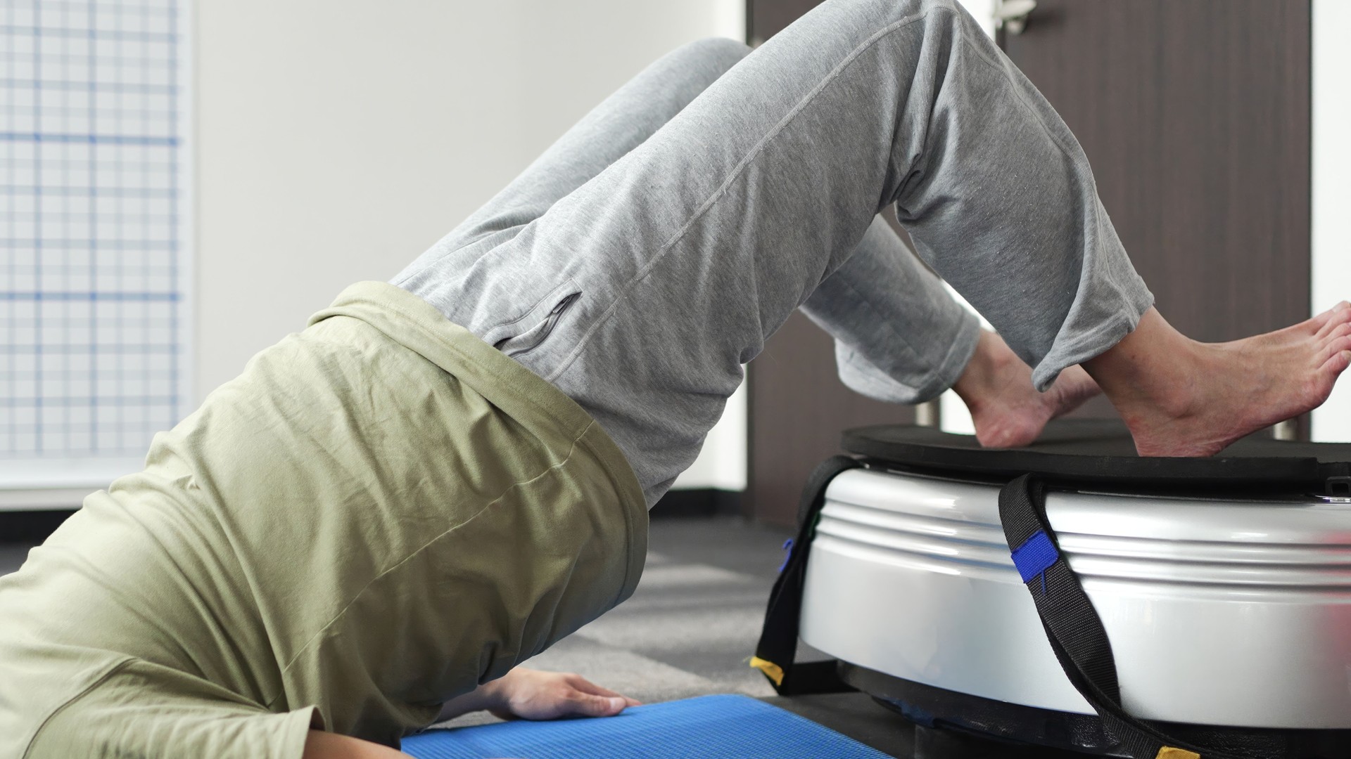 A man training his lower body with vibration training